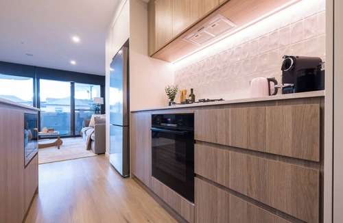 East Brisbane Apartment | Stylish Retreat-style Apt, Sunset Rooftop Pool, Gym, Free carpark, Walk to Gabba