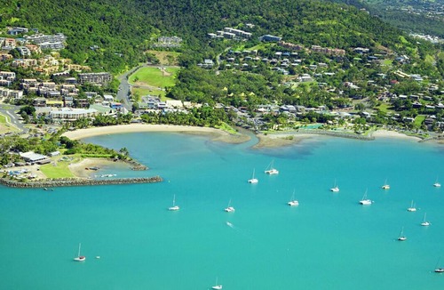 Airlie Beach Boat Rental | Sun-Kissed Sailing Adventure in Gran Barrera de Coral from Playa Airlie, Queensland