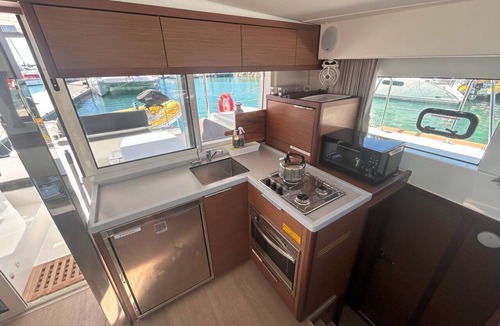 Airlie Beach Boat Rental | Sun-Kissed Sailing Adventure in Gran Barrera de Coral from Playa Airlie, Queensland