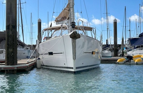 Airlie Beach Boat Rental | Sun-Kissed Sailing Adventure in Gran Barrera de Coral from Playa Airlie, Queensland