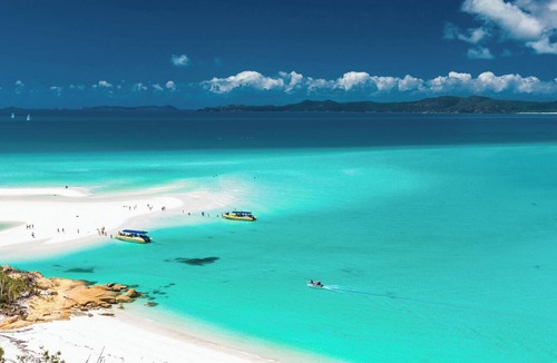 Airlie Beach Boat Rental | Sun-Kissed Sailing Adventure in Gran Barrera de Coral from Playa Airlie, Queensland
