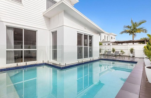 Kingscliff House | Sunrise Mansion with Pool