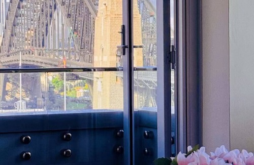 Kirribilli Apartment | Sydney Harbour Bridge + Opera House Views | One Free Car Park