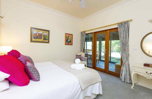 Lovedale House | The Ballabourneen House - Grand Hunter Valley homestead - 4 bedrooms with infinity pool and open fireplace
