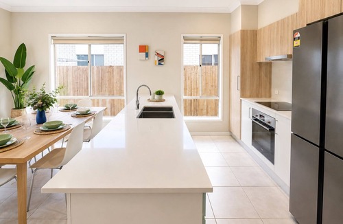 Loganlea House | The Bauhaus House - Chic 4B2B Family Home