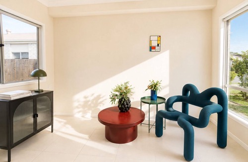 Loganlea House | The Bauhaus House - Chic 4B2B Family Home