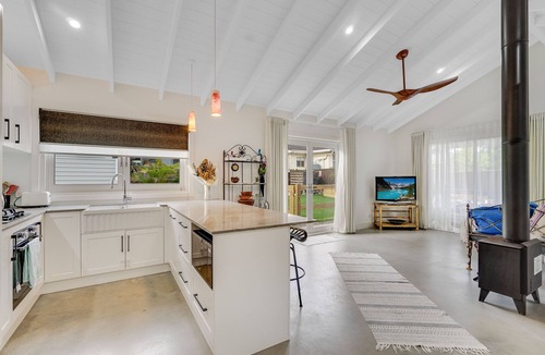 Wamberal Cottage | The Bunkie, close to beach and local shops.