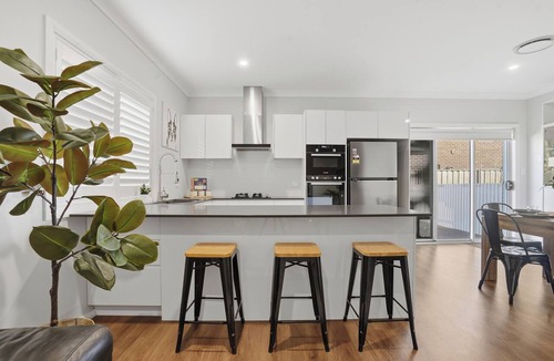 Gledswood Hills House | The Gledswood Retreat | Stylish 3BR Stay with Space & Privacy
