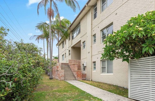 Freshwater Apartment | The Little Lawrence Sunny Village Nook by the Sea