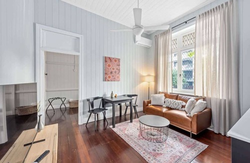 New Farm Apartment | The Lounge! 2 Bed/1 Bath/1 Car ~ New Farm