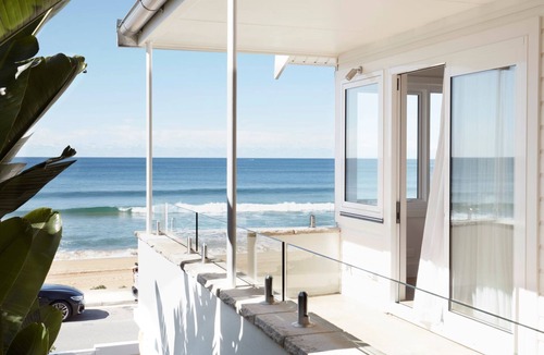 Palm Beach House | The Palms a gorgeous modern house positioned as close as you can get to beautiful palm beach.