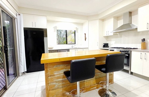 Pialba House | The Seahaven - Modern 5 Bedroom Family Home Close to Beach