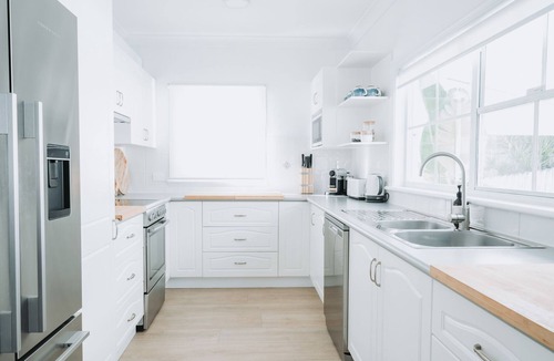 Woy Woy House | The waterfront retreat with private jetty and games room (Pet friendly!)