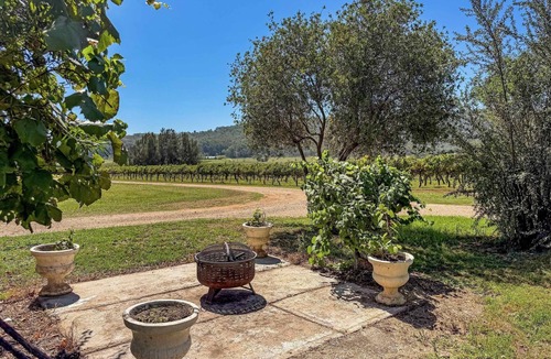 Broke Cottage | The Winegrower's Cottage - Stay, surrounded by the vines