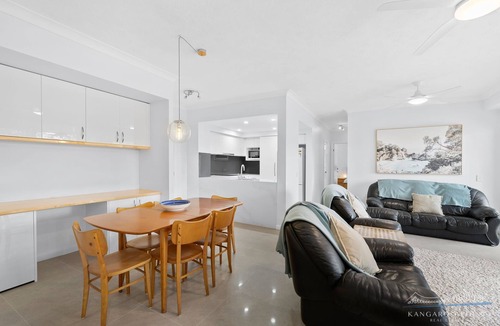Kangaroo Point Apartment | Three Bed, Two Bath, Parking, Wifi, Pool, Gym-walk to Ferry and Bridge to City