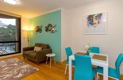 Darling Harbour Apartment | Thriving city location, dining hub near CBD