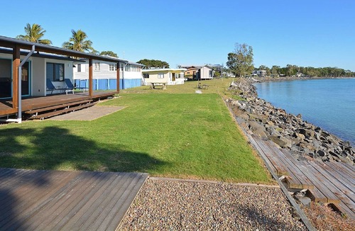 Toogoom House | Toogoom Beach - Fish Tales Absolute Waterfront - Wi-Fi - 5 Bedrooms - Sleeps 14