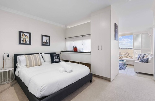 Neutral Bay Apartment | Top Floor Apartment with Balcony in Great Location