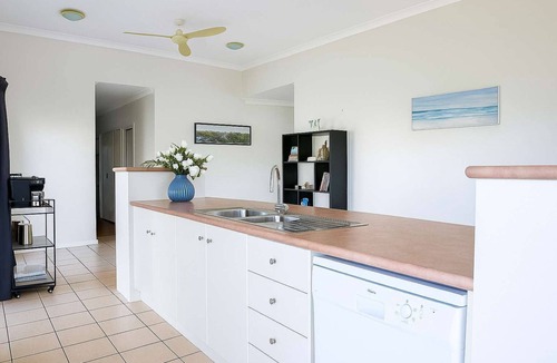 North Ward Apartment | Townsville 2BR Apartment Near The Strand with Pool & Castle Hill Views