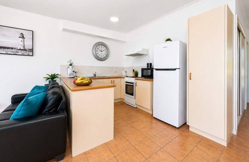 South Townsville Apartment | Townsville Apartment Walk to Stadium & City