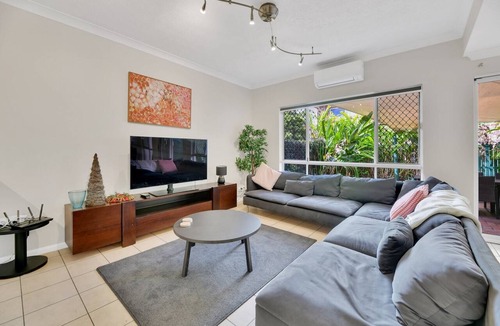 Taringa Apartment | Tranquil 3-Bed Unit with Lush Garden Views