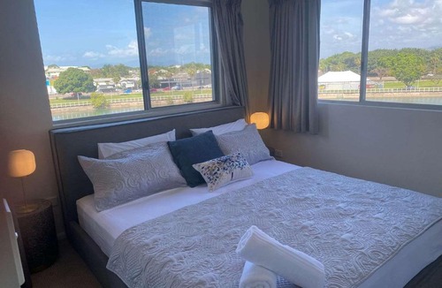 Townsville Apartment | Tranquil 3 Bedroom Retreat in Townsville City