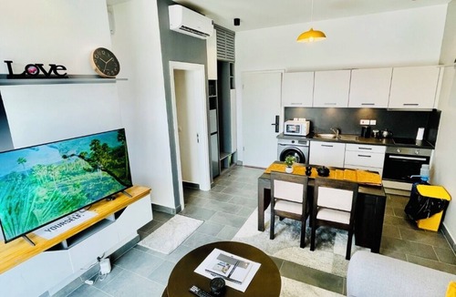 Bwejuu Apartment | Tropical Ocean Breeze Retreat Steps from Beach & Lagoon