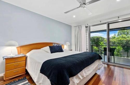 Point Vernon House | Tropical Retreat with BBQ Deck by Custom Bnb Hosting