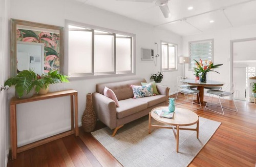 Parramatta Park House | Tropicana Bungalow - Retro Getaway