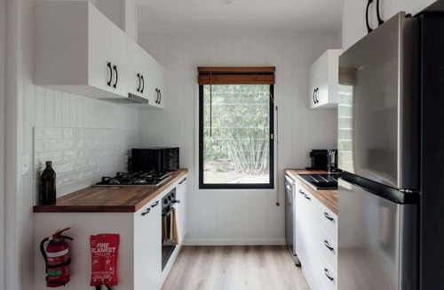 Rathdowney Cabin | Tuckeroo Cottages - Rosella Cottage