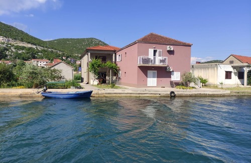 Ploce Apartment | Two bedroom apartment with hot tub Rogotin, Neretva Delta - Ušće Neretve (A-23141-a)