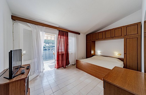 Brna Apartment | Two bedroom apartment with terrace and sea view Brna, Korčula (A-10057-b)