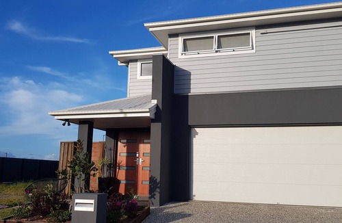 Palmview House | Two Story Hampton Home close to beach and shopping Centres