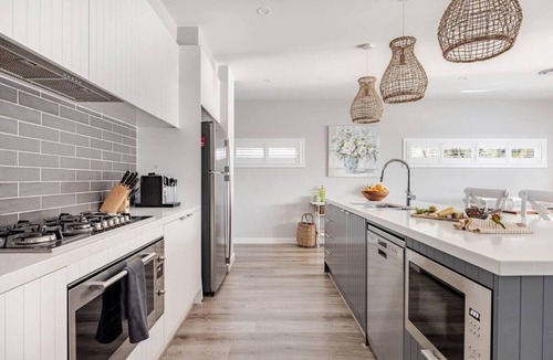 Swansea House | Ultimate Lakefront | Pool + Sleeps 12