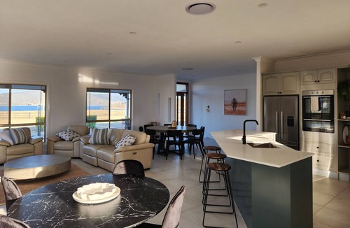 Hazeldean House | Uninterrupted spectacular front row views of Somerset Dam and its surroundings