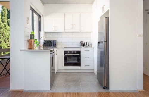 Neutral Bay Apartment | Unit With Balcony, Backyard and Parking Near Shops