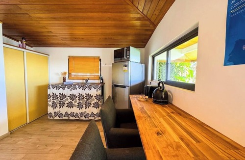 Mahina Apartment | Upper-level house, terrace & shared swimming pool - Fare Fei