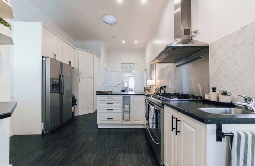 Newtown House | Urban Getaway Whole Home - 6BR/5BA, Sauna, Ipswich