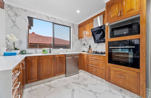 Sunnybank Hills House | Value Family-Friendly Stay | Near Shops & Dining