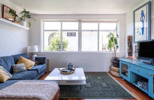 Freshwater Apartment | Vibrant Beachside Retreat: 2BR Unit in Freshwater