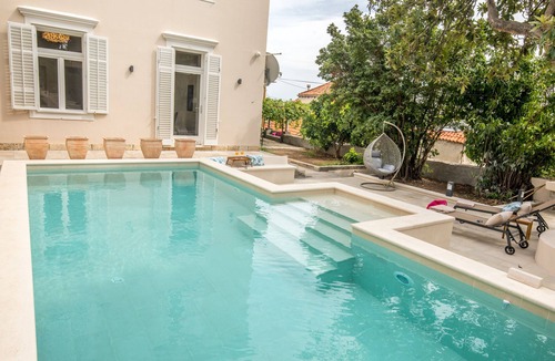 Pile Villa | Villa Flores Garden