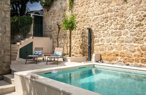 Pile Villa | Villa Flores Garden