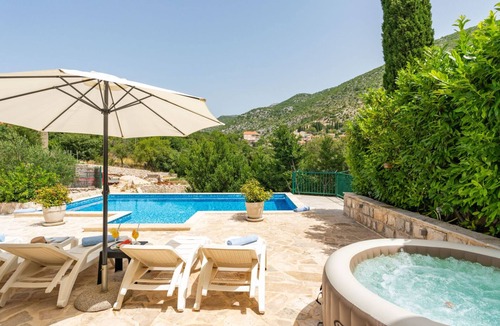 Gromaca Villa | Villa Mapeni by Villas Guide