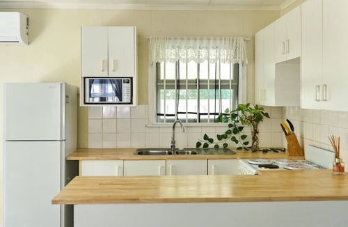 Labrador House | Vintage Coastal House | Fenced Pet-Friendly Yard
