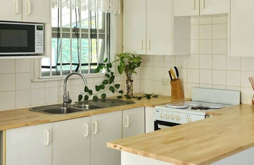 Labrador House | Vintage Coastal House | Fenced Pet-Friendly Yard