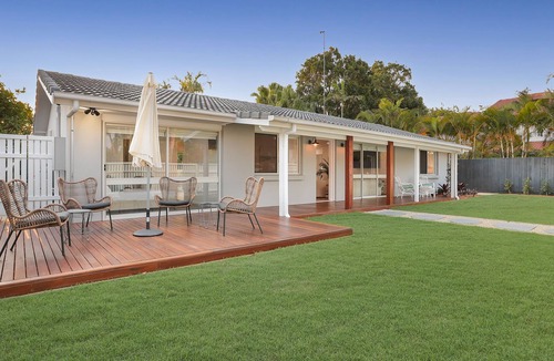 Noosa Heads House | Walk to Hastings Street, Noosa Sound