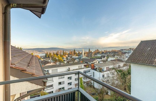 Horgen District Apartment | Warm, cosy 2-BR with balcony & parking · Kilchberg