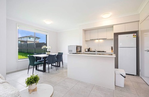 Leppington House | Warm &Cozy 5Br house near train station