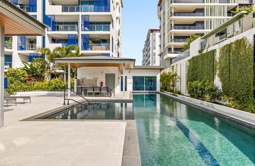 Bokarina Apartment | Waterfront 2-Bed Oasis - Pool Steam Jacuzzi Gym