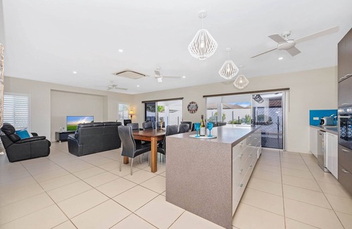 Douglas House | Waterlily Haven | 4BR Home + BBQ + Parking